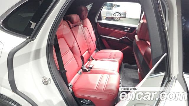 Porsche Cayenne 2020 — ფოტო 11/20