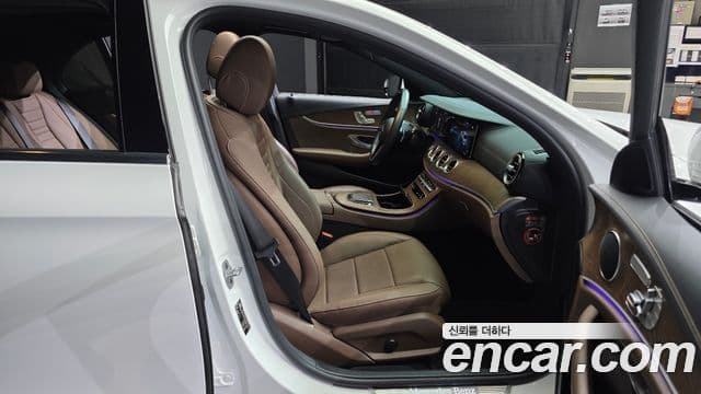 Mercedes-Benz E-Class 2021 — фото 12 из 20