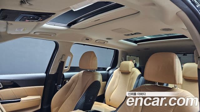 Kia Carnival 2023 — ფოტო 17/20