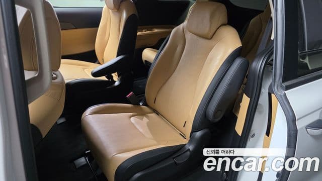 Kia Carnival 2023 — ფოტო 11/20
