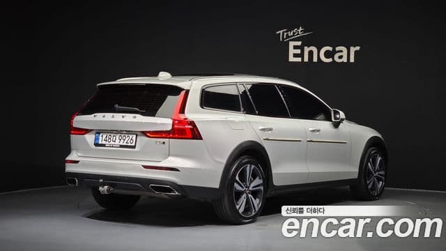 Volvo V60 Cross Country 2019 — фото 2 из 20