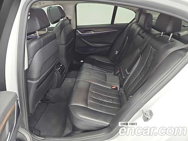 BMW 5 Series 2019 — фото 12 из 19