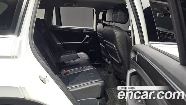 Volkswagen Tiguan 2018 — Şəkil 12/20