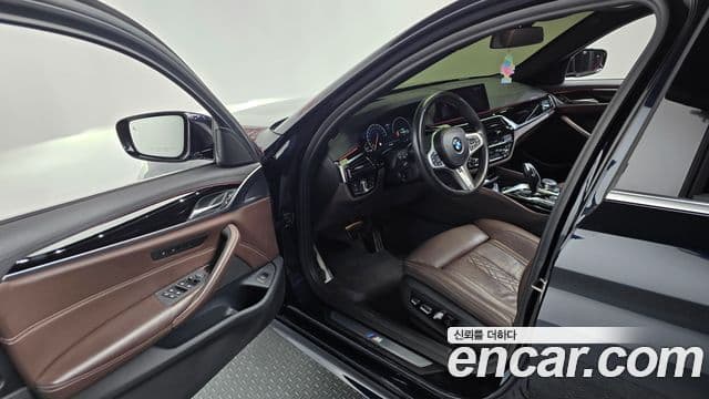 BMW 5 Series 2019 — фото 10 из 20