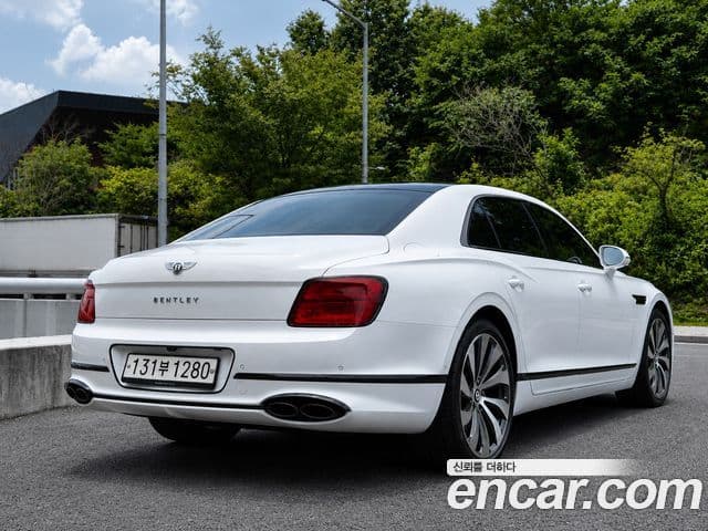 Bentley Flying Spur 2022 — Şəkil 13/20