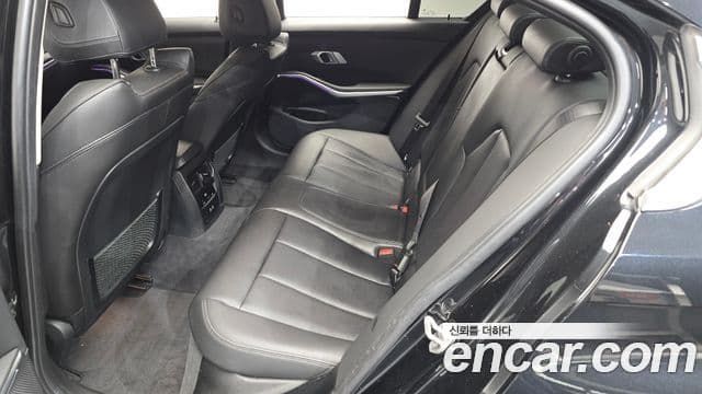 BMW 3 Series 2022 — фото 11 из 20