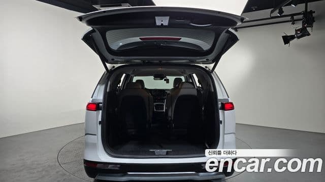 Kia Carnival 2021 — фото 18 из 20