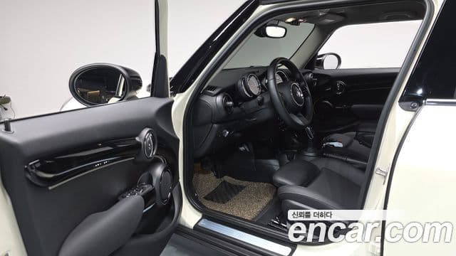 Mini Cooper 2022 — фото 10 из 20
