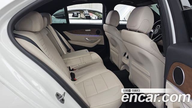 Mercedes-Benz E-Class 2021 — фото 12 из 20