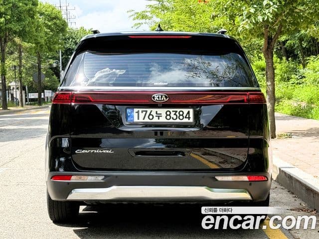 Kia Carnival 2021 — фото 4 из 20