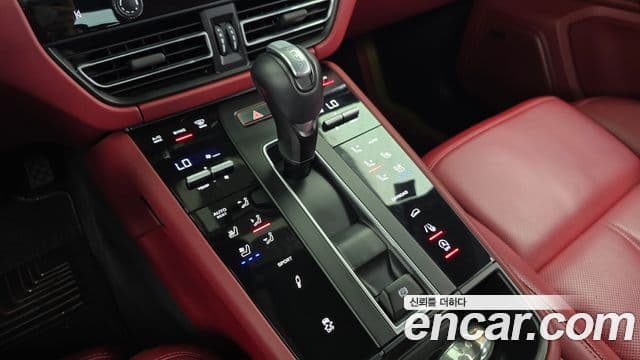 Porsche Macan 2023 — фото 9 из 20