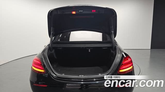 Mercedes-Benz E-Class 2018 — фото 20 из 20