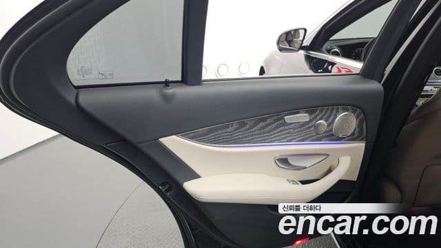 Mercedes-Benz E-Class 2023 — Photo 35/35