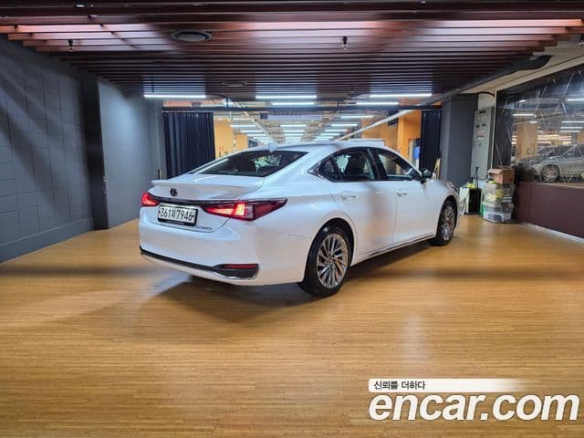 Lexus ES300h 2025 — фото 1 из 18