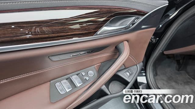 BMW 5 Series 2023 — фото 20 из 20