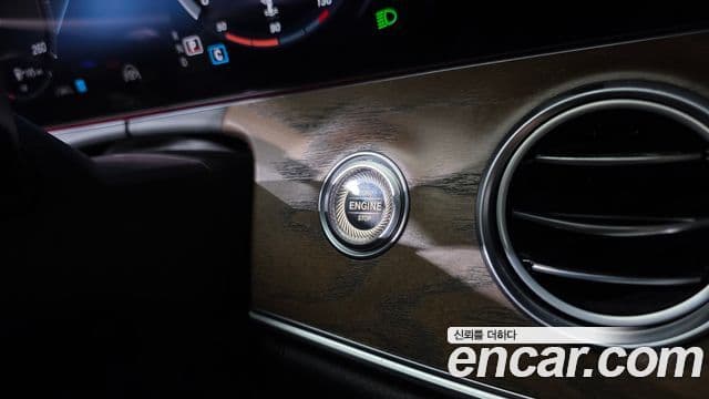 Mercedes-Benz E-Class 2021 — фото 17 из 20