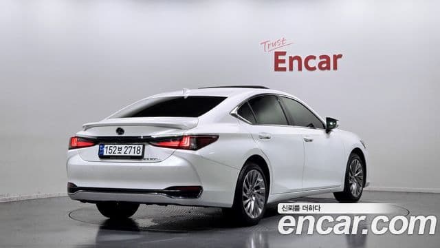 Lexus ES300h 2023 — Şəkil 2/20