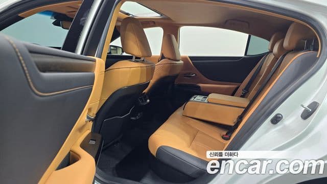 Lexus ES300h 2023 — ფოტო 12/20