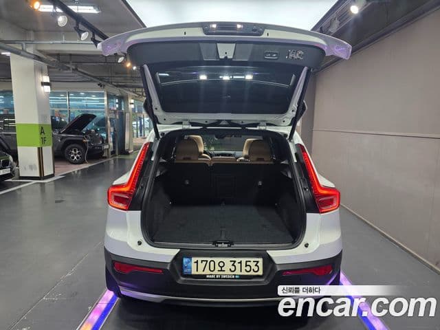 Volvo XC40 2022 — ფოტო 15/20