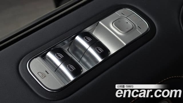 Mercedes-Benz G-Class 2025 — Photo 25/33