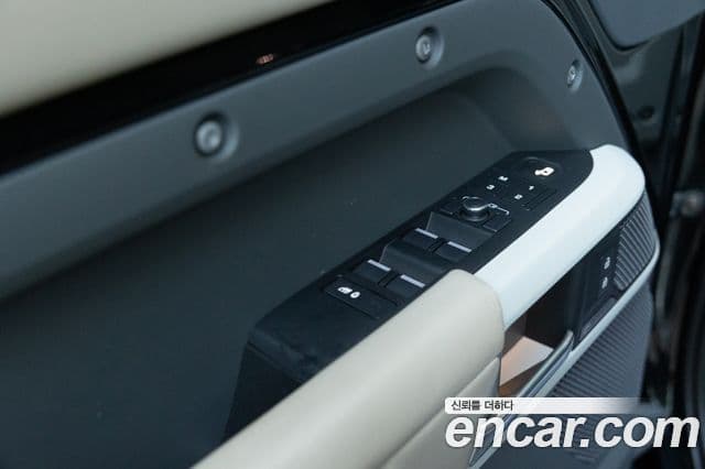 Land Rover Defender 2021 — фото 7 из 10