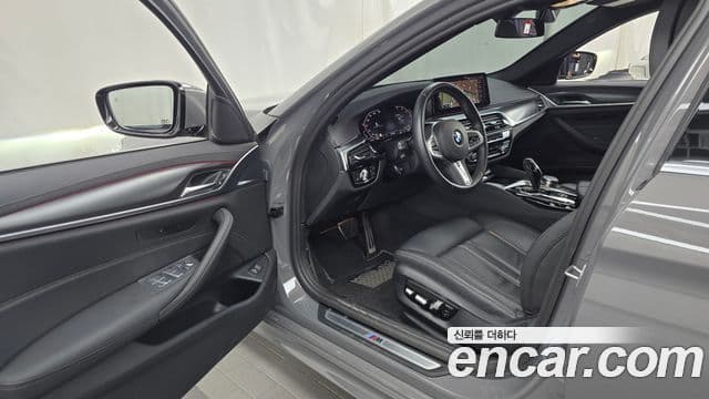 BMW 5 Series 2022 — фото 10 из 20