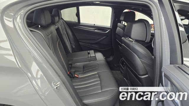 BMW 5 Series 2022 — фото 11 из 20