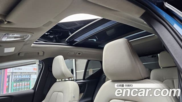 Volvo XC40 2024 — ფოტო 19/20