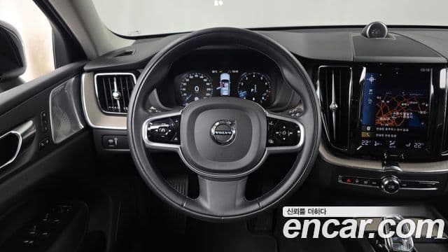 Volvo XC60 2021 — Фото 13/20