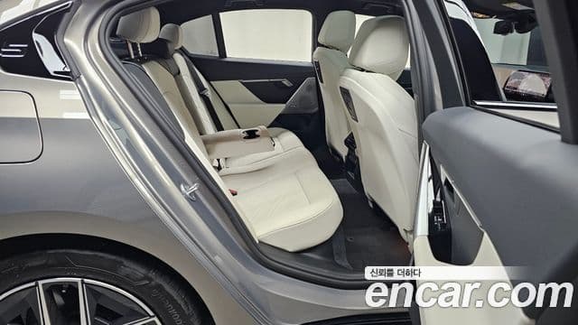 BMW 5 Series 2025 — фото 11 из 20
