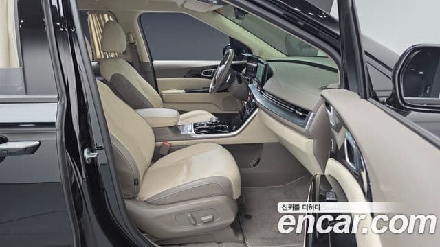 Kia Carnival 2021 — фото 11 из 20