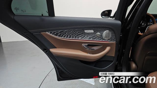 Mercedes-Benz E-Class 2023 — Photo 25/31