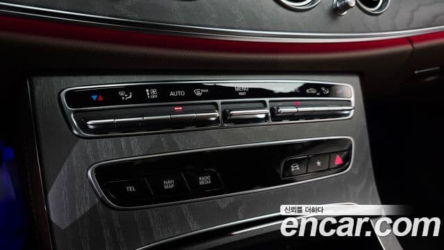 Mercedes-Benz E-Class 2023 — Photo 10/31