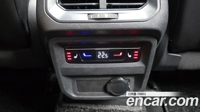 Volkswagen Tiguan 2023 — ფოტო 19/20