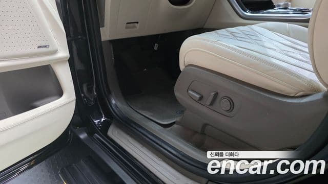 Kia Carnival 2023 — Photo 25/32