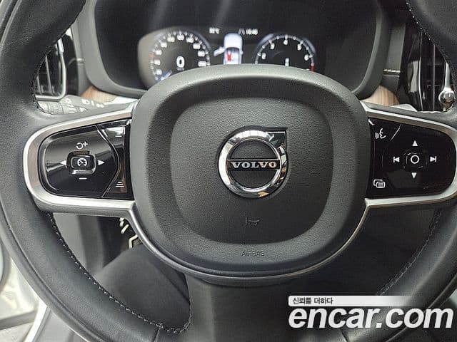 Volvo XC60 2021 — Şəkil 12/19
