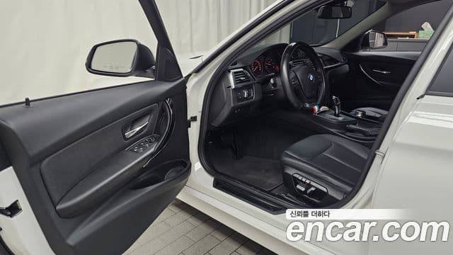 BMW 3 Series 2018 — фото 10 из 20