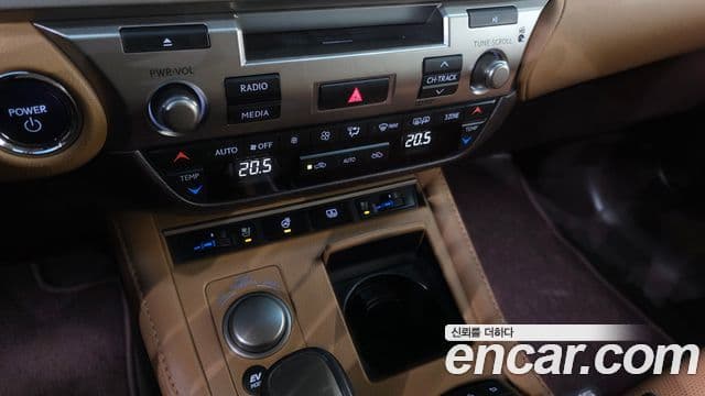 Lexus ES300h 2018 — ფოტო 16/20