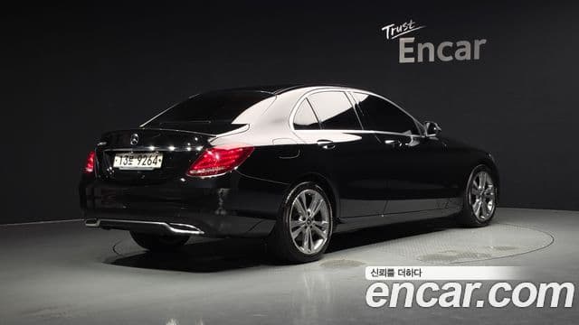 Mercedes-Benz C-Class 2018 — ფოტო 2/20