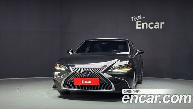 Lexus ES300h 2019 — фото 2 из 20
