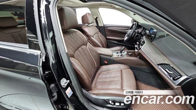 BMW 5 Series 2018 — ფოტო 18/20