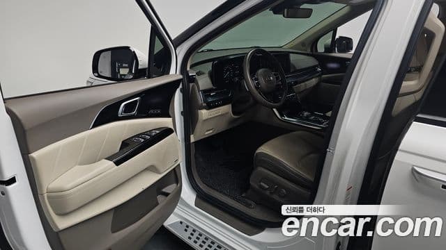 Kia Carnival 2021 — фото 10 из 20