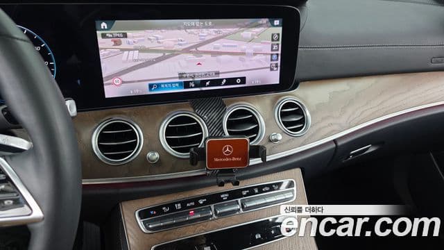 Mercedes-Benz E-Class 2021 — ფოტო 13/20