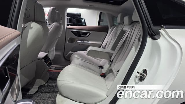 Mercedes-Benz EQE 2023 — ფოტო 8/20