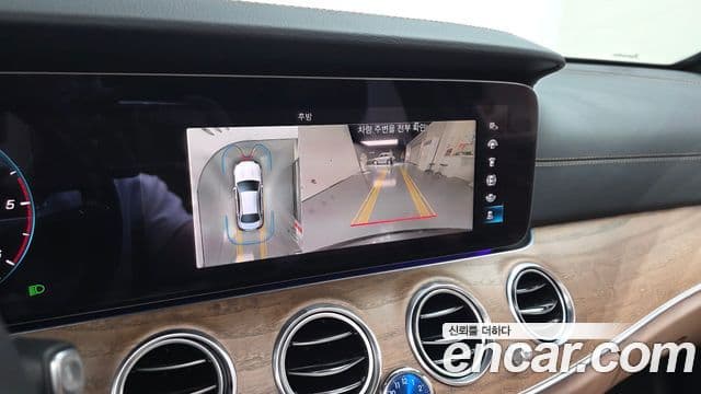 Mercedes-Benz E-Class 2023 — ფოტო 14/20