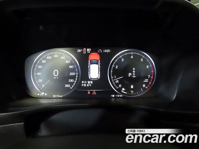 Volvo XC40 2022 — ფოტო 8/20