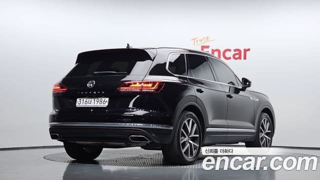 Volkswagen Touareg 2020 — ფოტო 2/20
