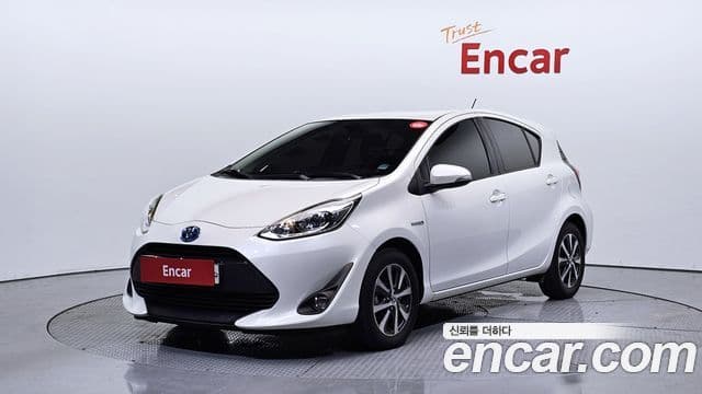 Toyota Prius C 2018 — Şəkil 18/36