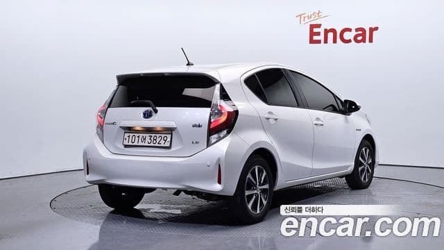 Toyota Prius C 2018 — Şəkil 15/36