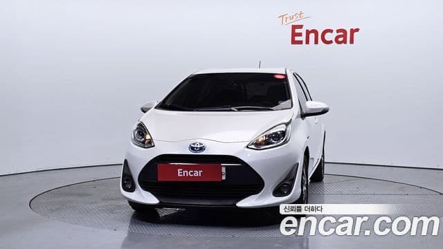 Toyota Prius C 2018 — Şəkil 34/36